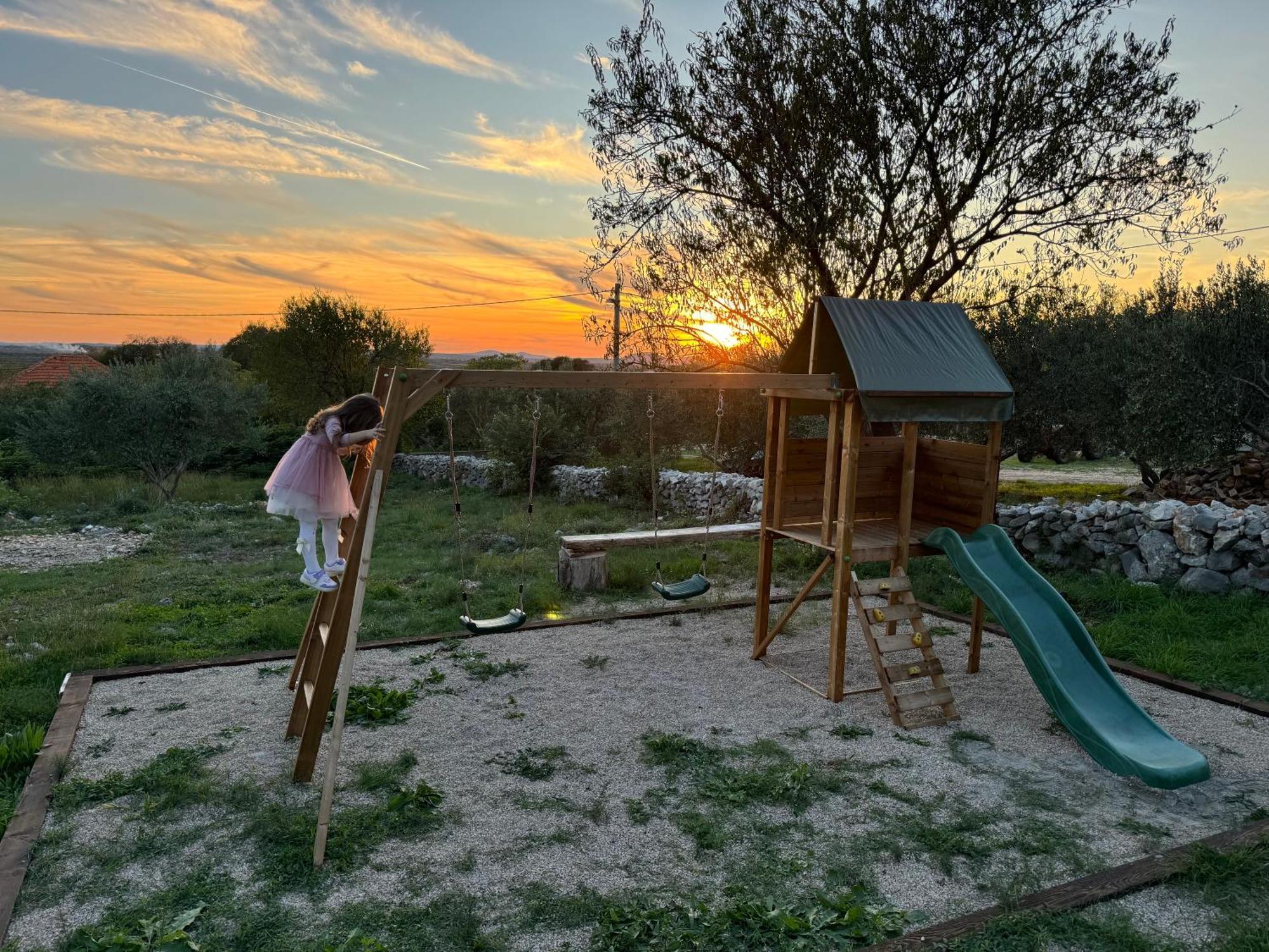 Villa Relax And Unwind: Family-Friendly House Near Zadar In Zagrad Esterno foto